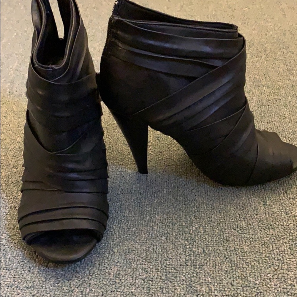 3 inch heeled zip back ankle bootie
